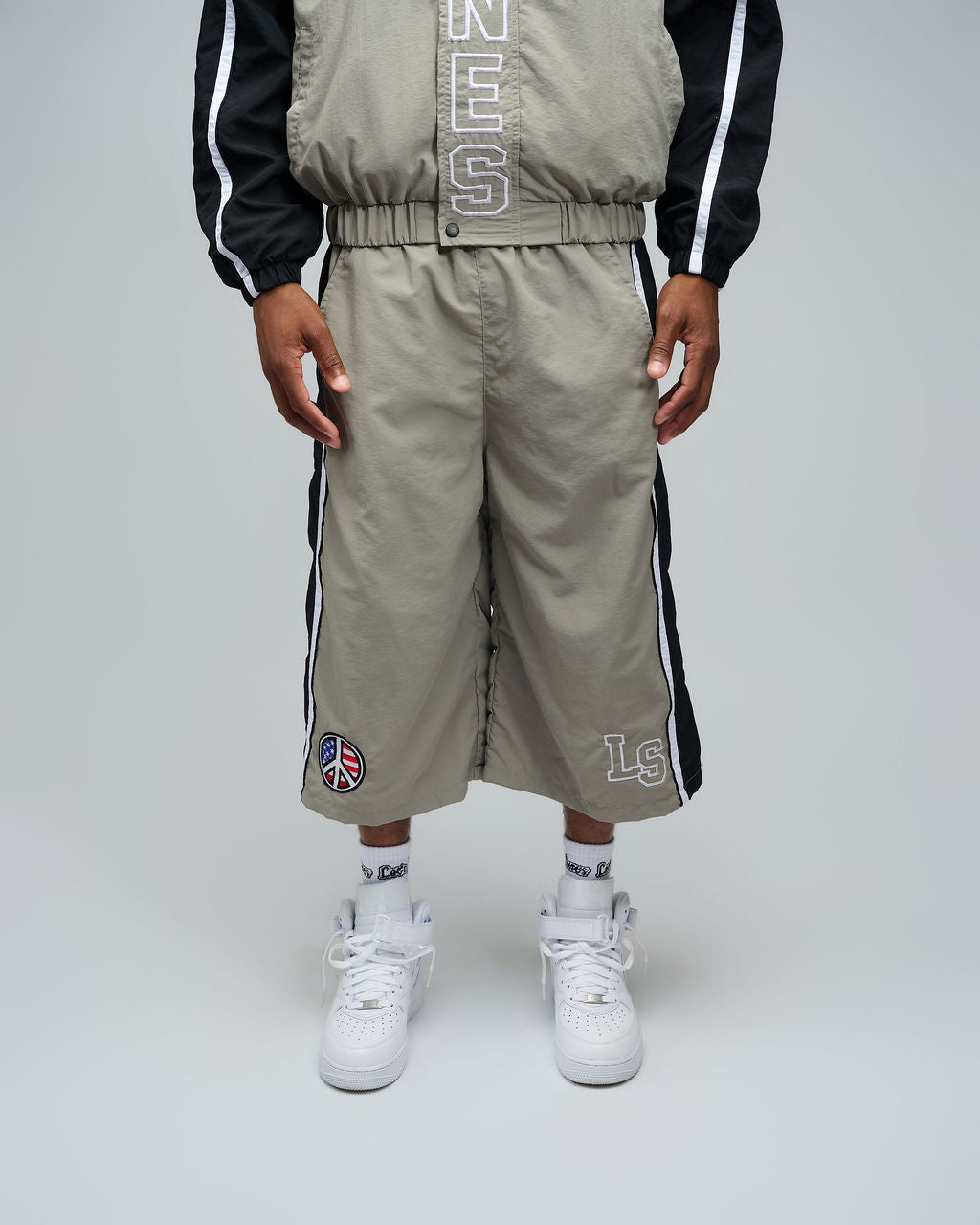 3/4 Nylon Peace Shorts - Black/Grey